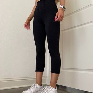 TEXTURED 3/4 LENGTH BALLETROCKS LEGGINGS
